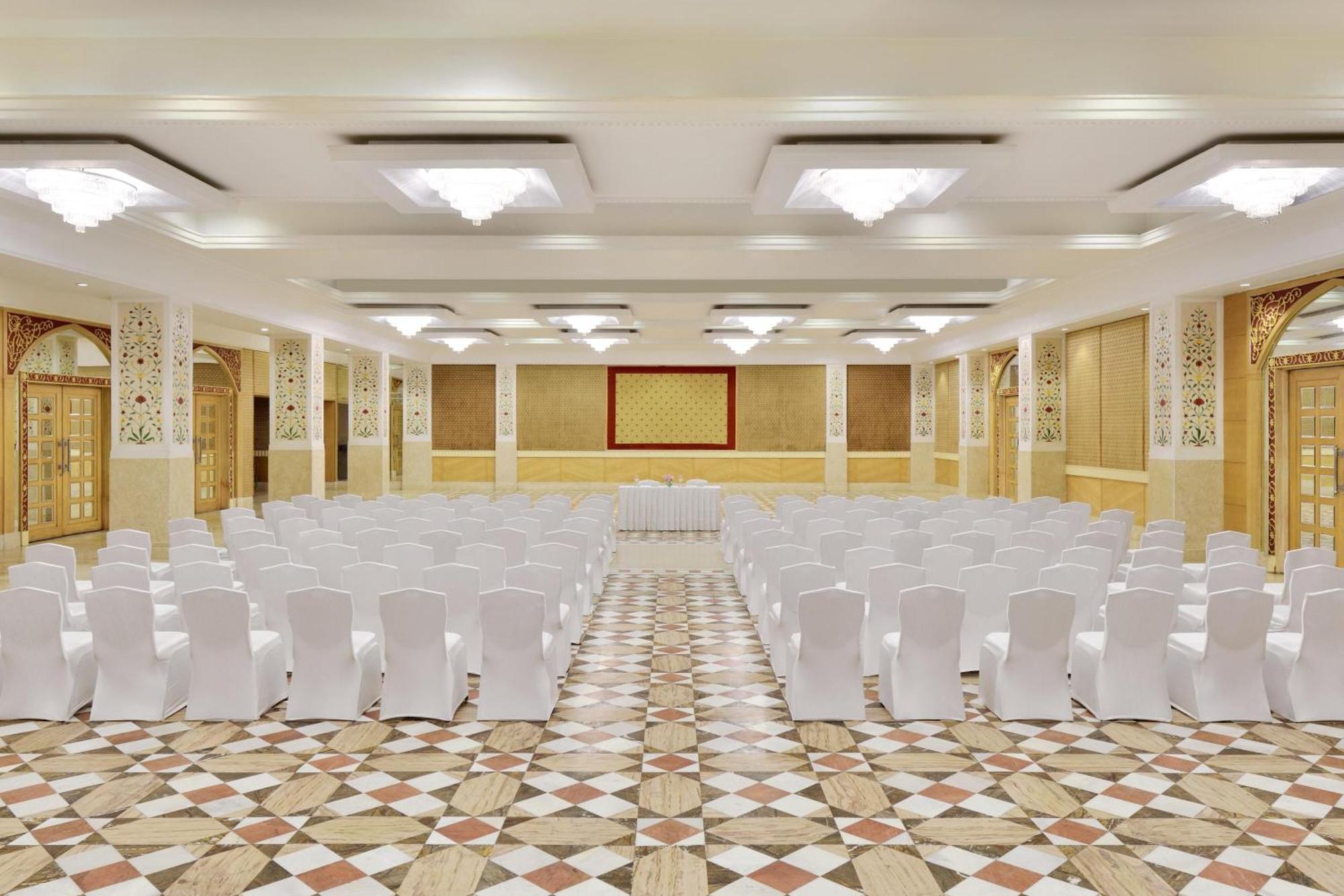 Le Meridien Jaipur Resort & Spa Exterior foto
